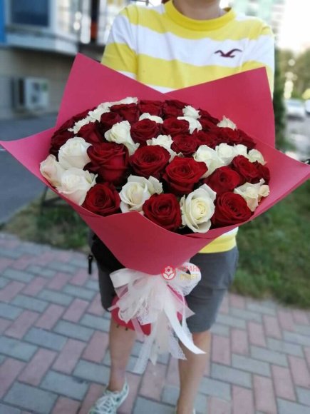 Букет цветов «Красное & Белое» заказать за 11 532 руб. с доставкой