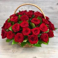 51 красная роза в корзине